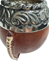 Mate Artesanal de alcapa Cincelado con Base y Costura vertical en cuero detale